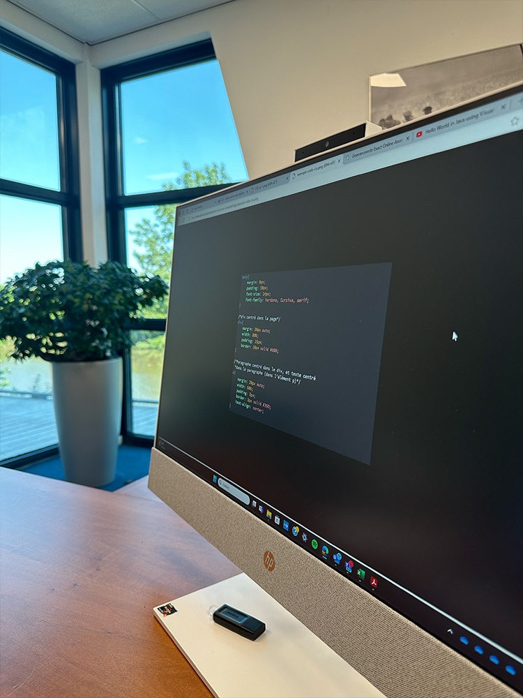 Werkplek met code en een spraakrecorder — slimme tussenlagen in de praktijk
